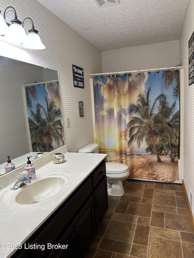 928 Old Nazareth Rd, Bardstown, KY 40004 - full bath with vanity, toilet, curtained shower, a textured ceiling, and wallpapered walls
