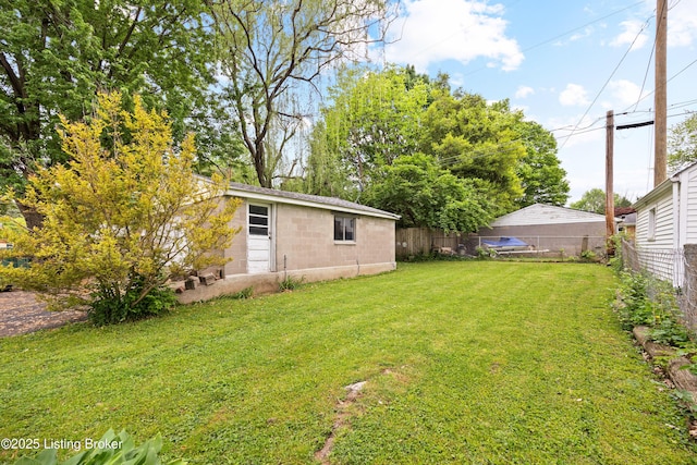 1042 Parkway Dr, Louisville, KY 40217 - view of yard with fence private yard
