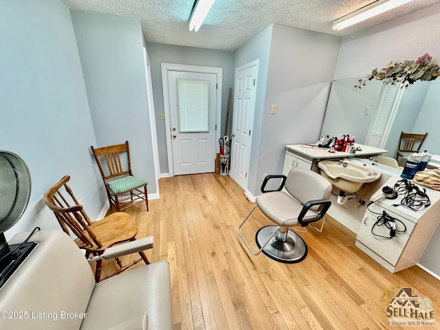 116 Lebanon Hl, Springfield, KY 40069 - sitting room featuring light wood-style floors, a textured ceiling, and baseboards