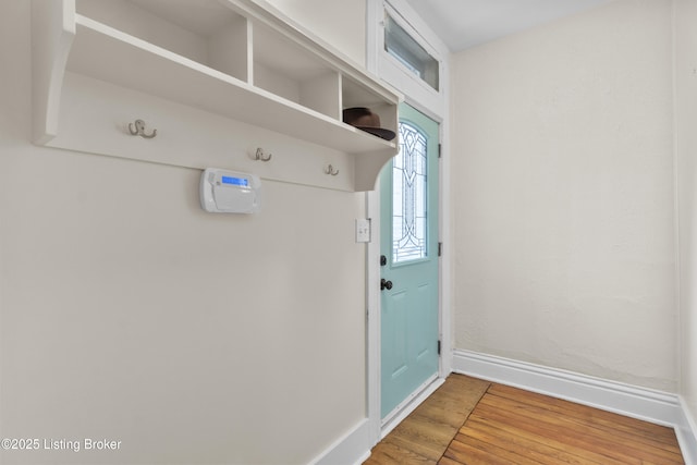 612 E Ormsby Ave, Louisville, KY 40203 - entryway featuring baseboards and light wood-style floors