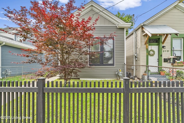 612 E Ormsby Ave, Louisville, KY 40203 - view of front facade featuring board and batten siding