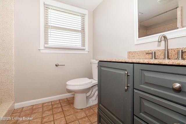 full bath with baseboards, a tile shower, vanity, and toilet