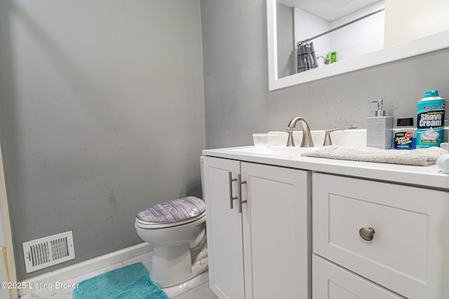 full bath with visible vents, curtained shower, vanity, baseboards, and toilet