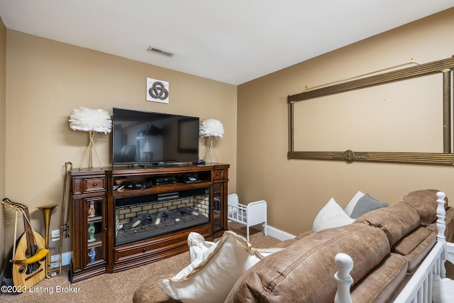 living area with visible vents, carpet, and baseboards