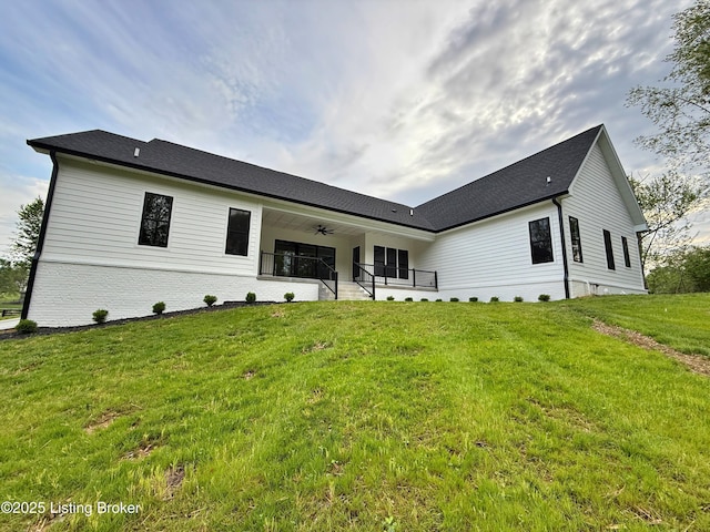 2045 W Rhudes Creek Rd, Elizabethtown, KY 42701 - view of front facade with ceiling fan and a front lawn