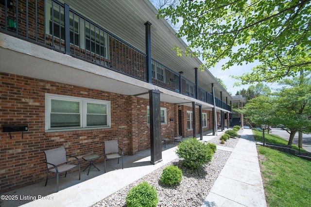 2100 Murray Ave, Louisville, KY 40205 - view of property's community featuring a patio