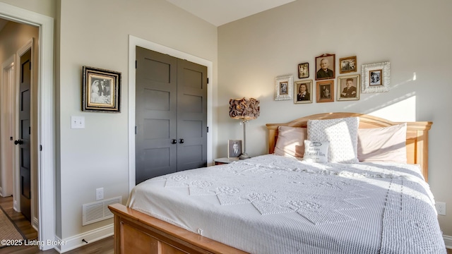 157 Tommy Ct, Shepherdsville, KY 40165 - bedroom with baseboards, a closet, dark wood finished floors, and visible vents
