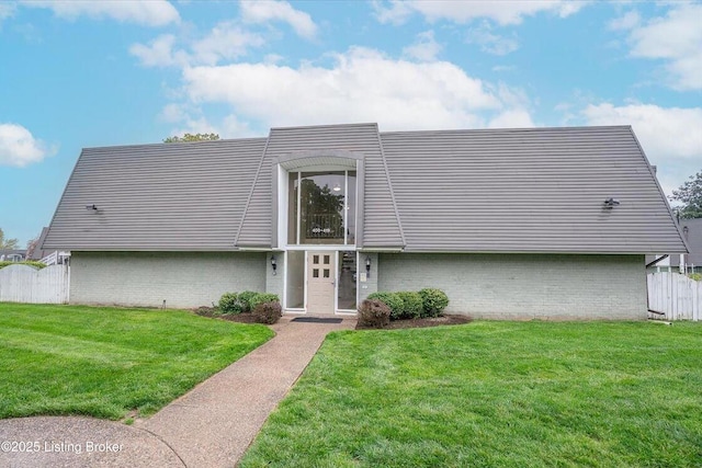404 La Fontenay Ct, Louisville, KY 40223 - view of front of home with brick siding, fence, and a front yard