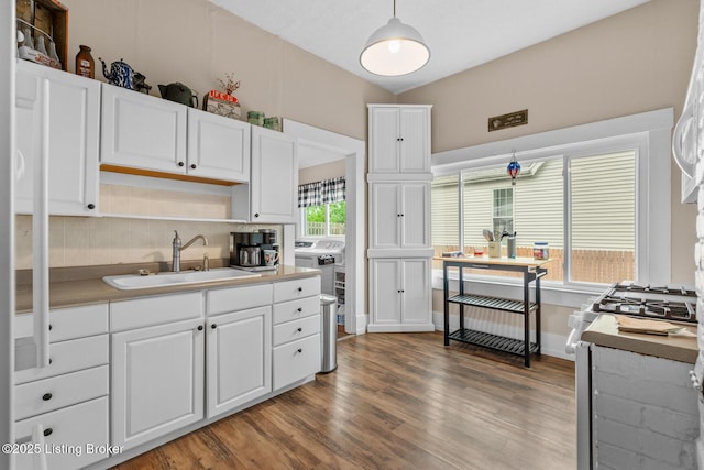 717 Highland Ave, Carrollton, KY 41008 - kitchen featuring backsplash, gas range, wood finished floors, a sink, and white cabinetry
