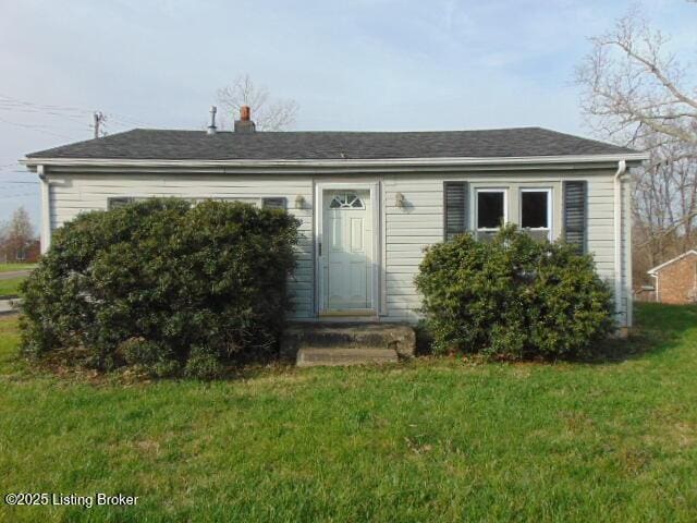 view of front of property with a front yard