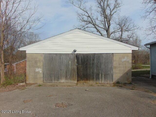 view of outdoor structure featuring an outbuilding