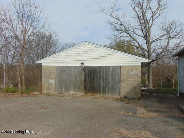 view of outdoor structure featuring an outbuilding