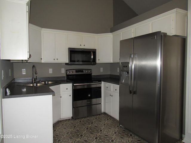 1253 Shepard Way, Shelbyville, KY 40065 - kitchen featuring a sink, dark countertops, white cabinets, and stainless steel appliances