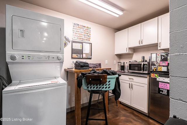 9410 Norton Comnons Blvd, Prospect, KY 40059 - clothes washing area featuring estacked washer and dryer