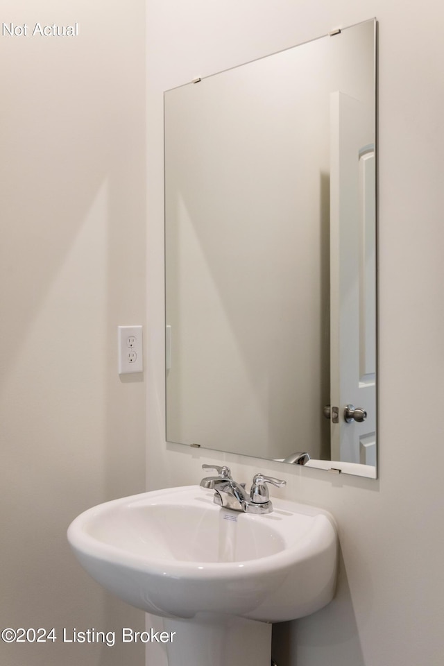 bathroom featuring a sink