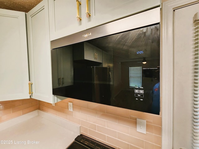 611 Malcolm Ave, Louisville, KY 40223 - bathroom with decorative backsplash