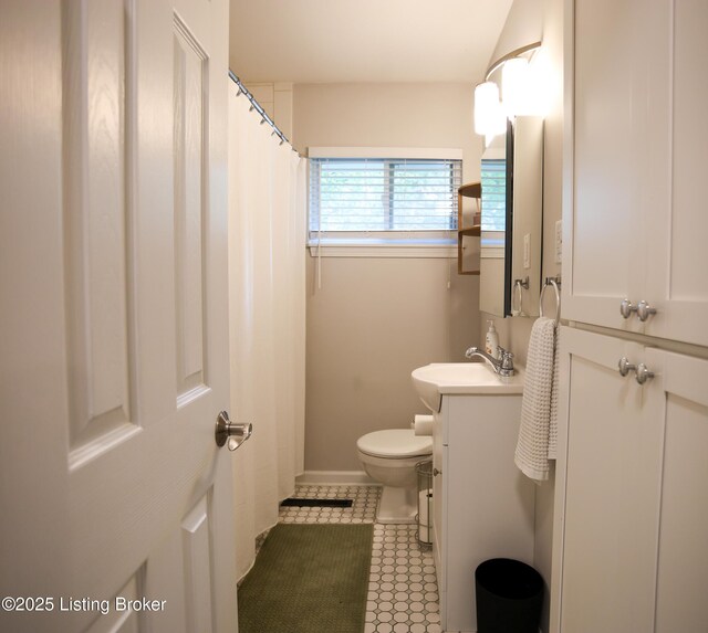 3101 Radiance Rd, Louisville, KY 40220 - full bathroom featuring vanity, toilet, baseboards, and curtained shower
