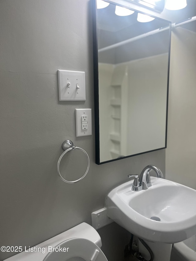 bathroom featuring a sink and toilet