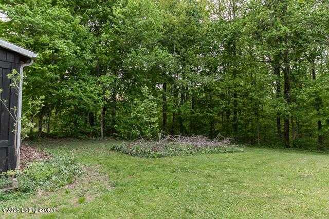 view of yard with a forest view