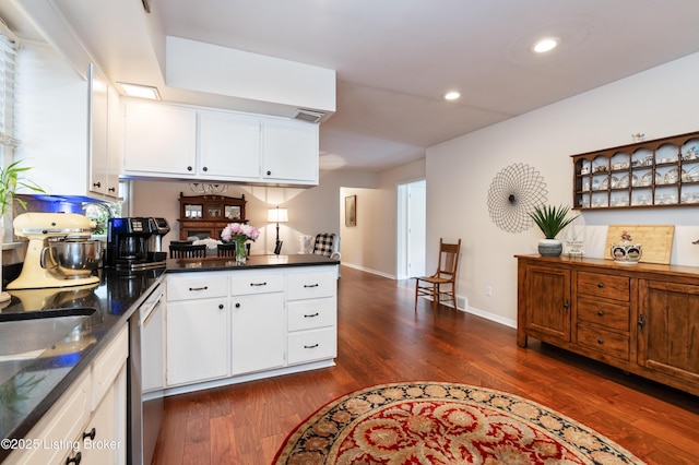 kitchen featuring dark wood-style flooring, recessed lighting, white cabinets, baseboards, and a peninsula