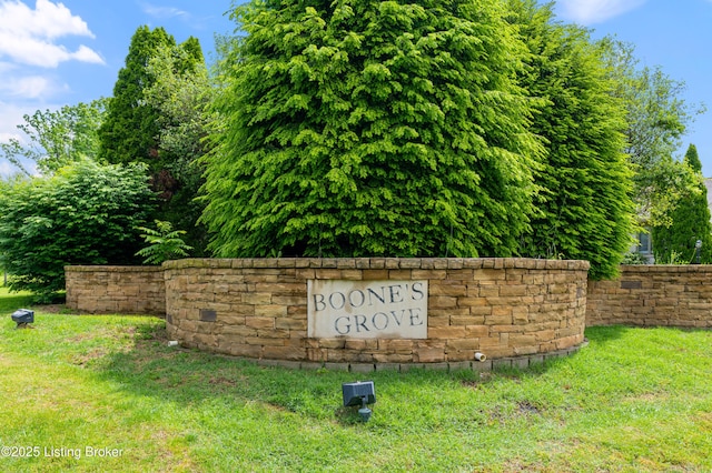community sign with a yard