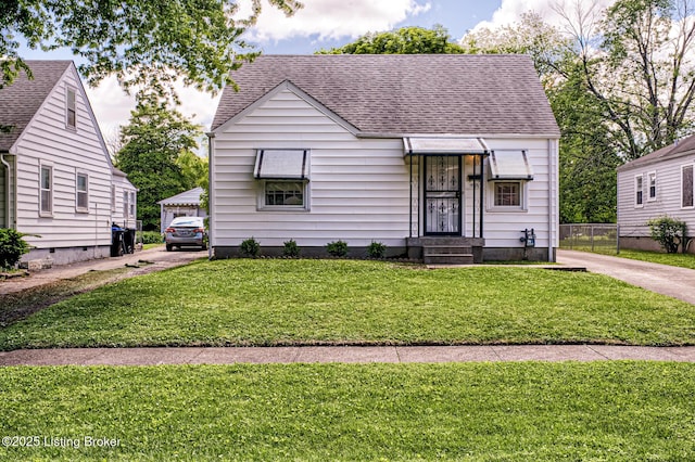 view of front facade featuring roof with shingles and a front lawn