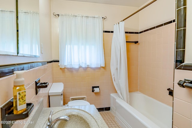 4305 Darbrook Rd, Louisville, KY 40207 - full bath with shower / tub combo with curtain, tile walls, and tile patterned flooring