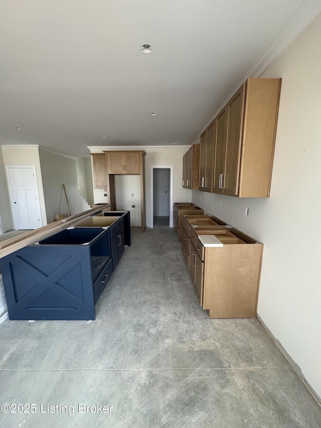 309 Ashwood Ave, Elizabethtown, KY 42701 - kitchen featuring crown molding and baseboards