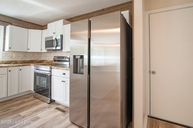 522 Lee Rd, Elizabethtown, KY 42701 - kitchen featuring appliances with stainless steel finishes, light wood-type flooring, white cabinetry, and a textured ceiling