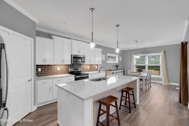 361 Williamsburg Dr, Mt Washington, KY 40047 - kitchen with stainless steel appliances, a sink, backsplash, an island with sink, and a breakfast bar area