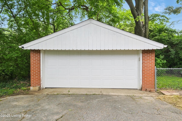 3113 Aires Ct, Louisville, KY 40220 - detached garage featuring fence
