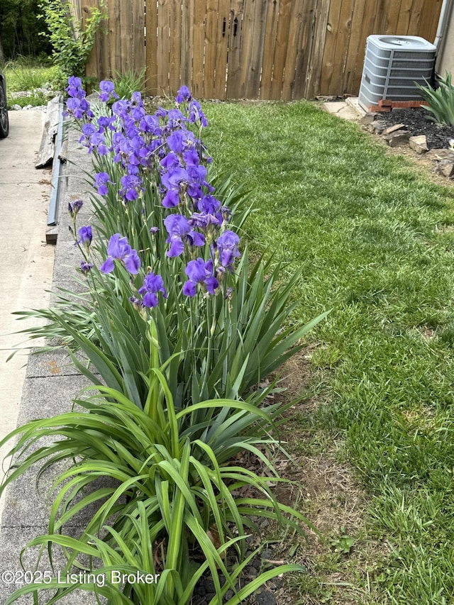 9100 Lakeridge Dr, Louisville, KY 40272 - view of yard featuring cooling unit