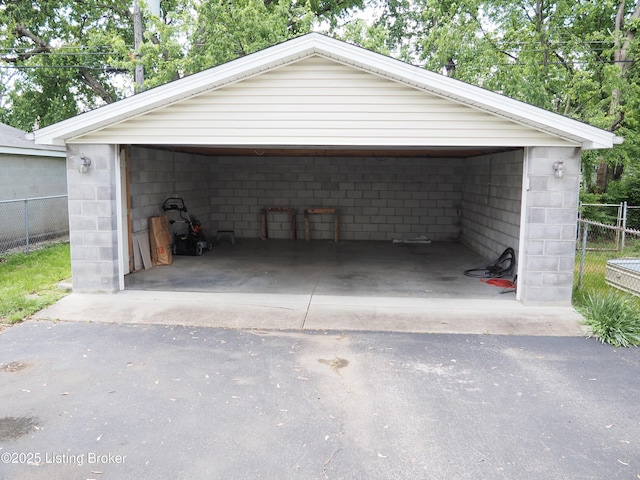 612 Ervay Ave, Louisville, KY 40217 - garage featuring a carport and fence