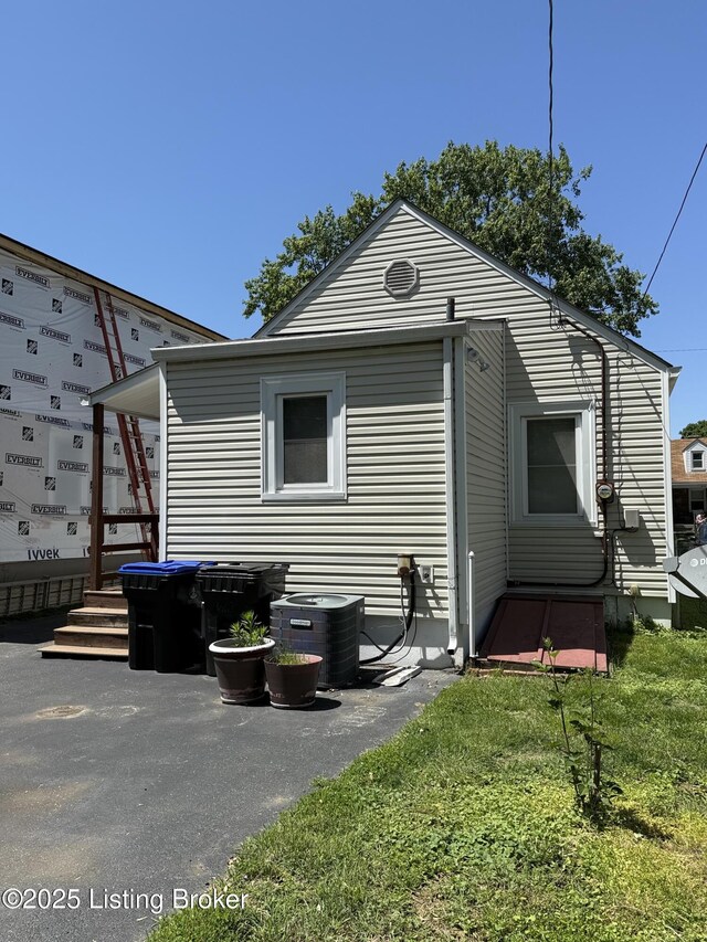 612 Ervay Ave, Louisville, KY 40217 - rear view of house featuring cooling unit and a yard