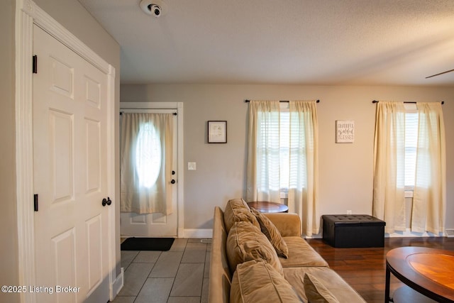 395 Poplar Trce, Elizabethtown, KY 42701 - living area with baseboards