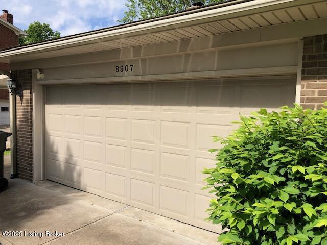 8907 Lakeridge Dr, Louisville, KY 40272 - view of garage