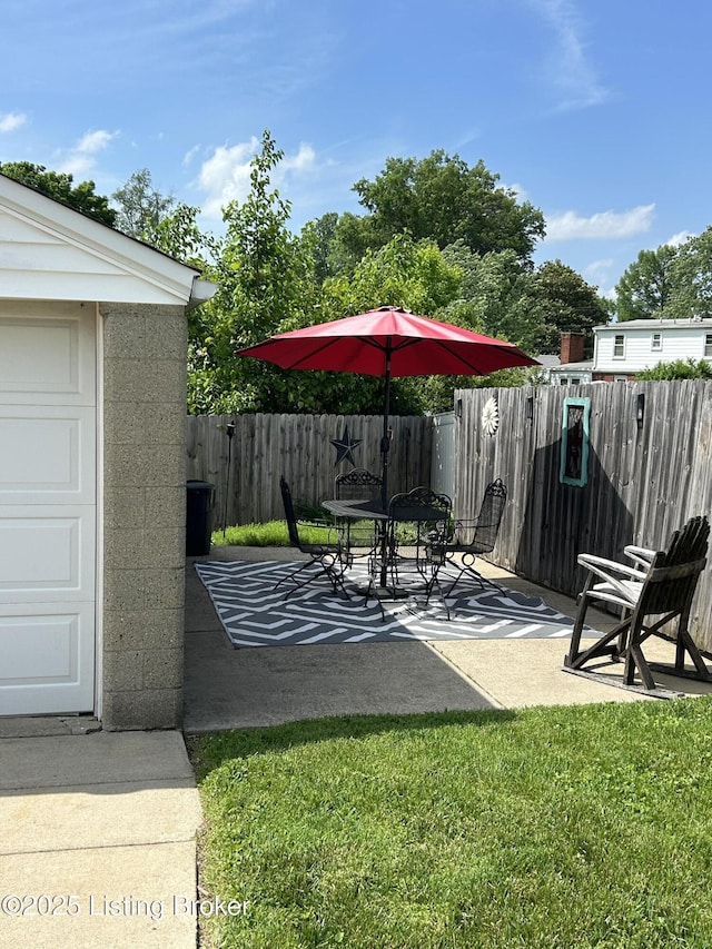 4908 Fielding Way, Louisville, KY 40216 - view of patio / terrace