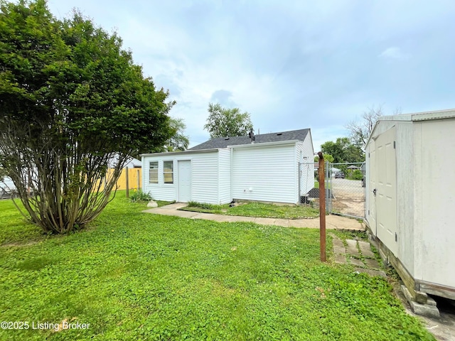 3004 Wayne Rd, Louisville, KY 40216 - view of yard featuring a gate