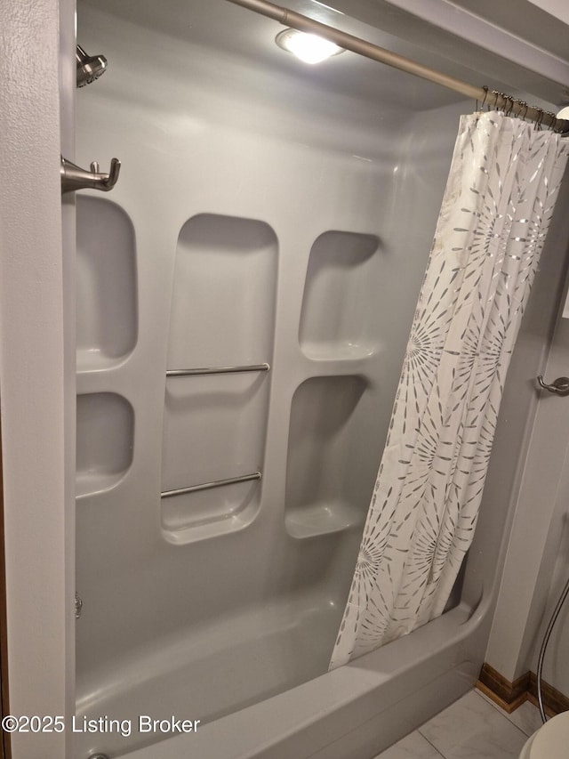 810 Packard Ave, Louisville, KY 40217 - detailed view of a shower with curtain