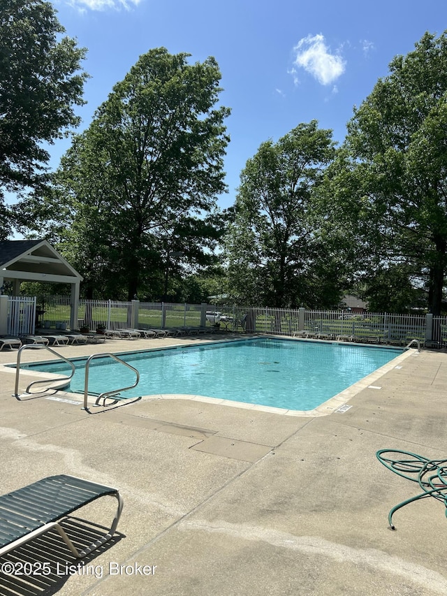8411 Ambrosse Ln Unit 104, Louisville, KY 40299 - community pool featuring a patio and fence