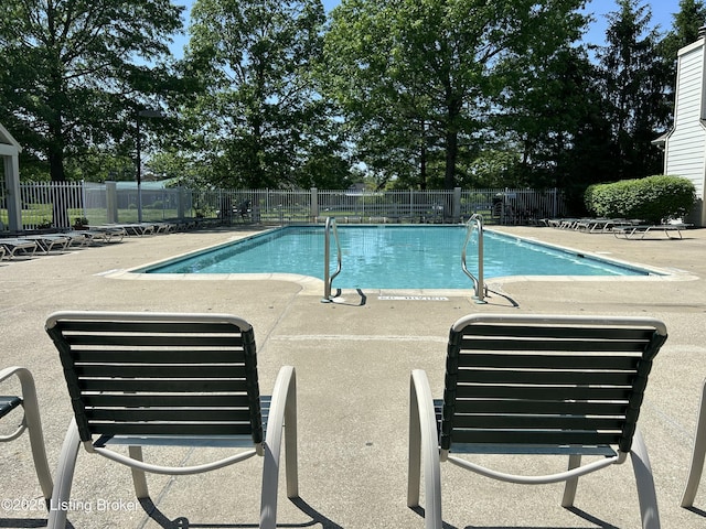 8411 Ambrosse Ln Unit 104, Louisville, KY 40299 - community pool with a patio and fence