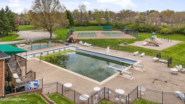 7006 Breakwater Pl, Prospect, KY 40059 - community pool featuring a diving board and a patio