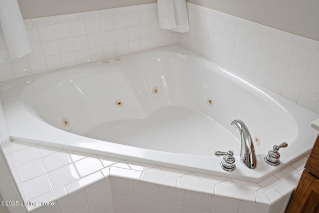 1613 E Crystal Dr, La Grange, KY 40031 - bathroom featuring a jetted tub