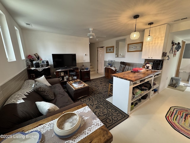 3031 Beech Grove Rd, Lebanon Junction, KY 40150 - living area featuring a ceiling fan