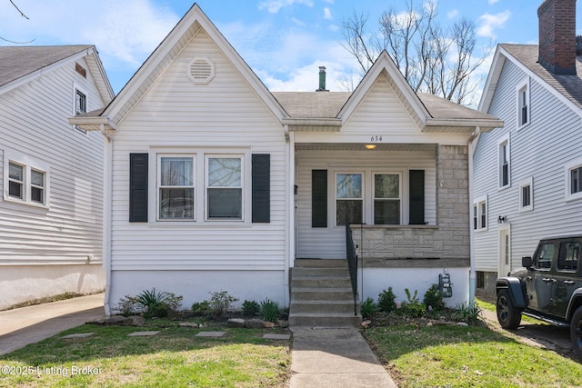 634 Ervay Ave, Louisville, KY 40217 - view of front facade featuring stone siding and a front lawn