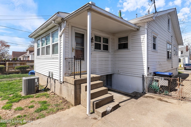 634 Ervay Ave, Louisville, KY 40217 - view of front of home featuring central AC unit and fence