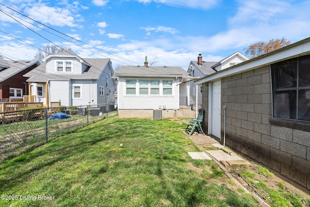 634 Ervay Ave, Louisville, KY 40217 - view of yard with cooling unit and a residential view