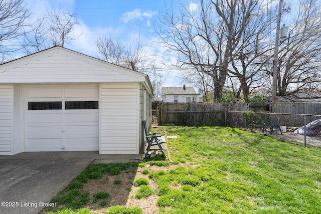 634 Ervay Ave, Louisville, KY 40217 - detached garage with driveway