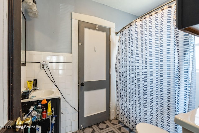 634 Ervay Ave, Louisville, KY 40217 - bathroom featuring tile walls, toilet, and a sink