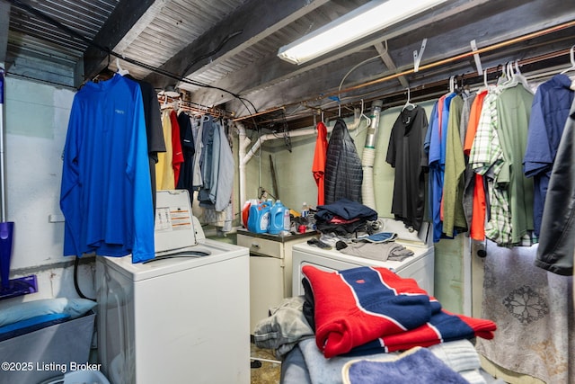 634 Ervay Ave, Louisville, KY 40217 - spacious closet featuring independent washer and dryer